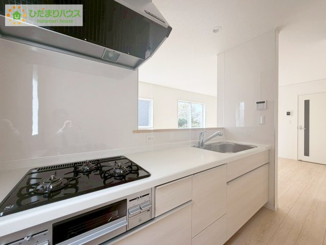 いわき市錦町第32　新築戸建　2号棟のキッチン|料理をしながらでも、ご家族との会話を楽しめる対面式キッチン