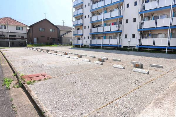 ビレッジハウス十王堂2号棟の駐車場