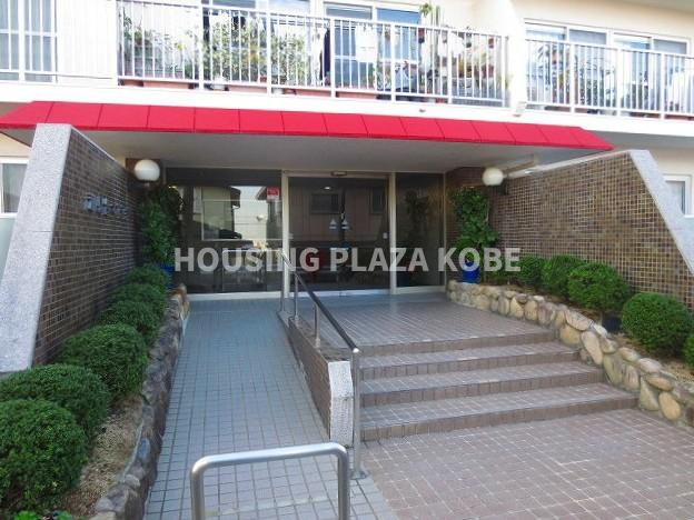 潮見台マンションのエントランス