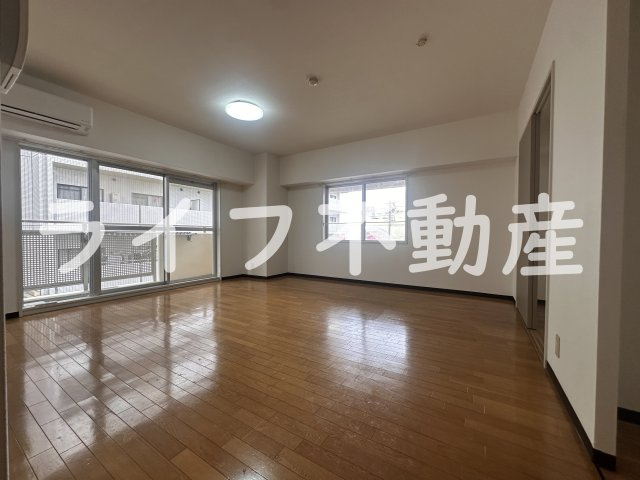 イーストマンションの居間・リビング|明るい室内です