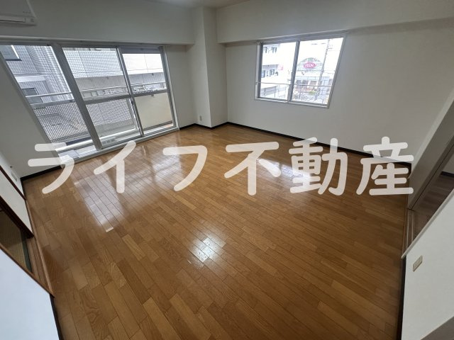 イーストマンションの居間・リビング|ゆとりの広さです