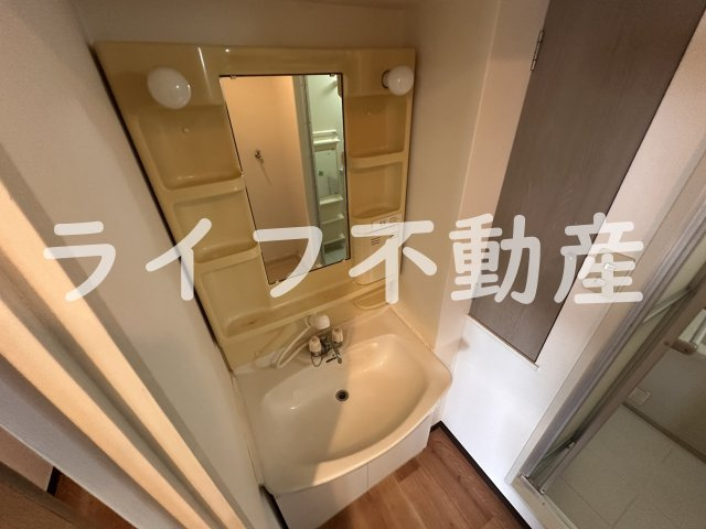 イーストマンションの独立洗面台|朝の支度にも助かる、独立の洗髪洗面化粧台