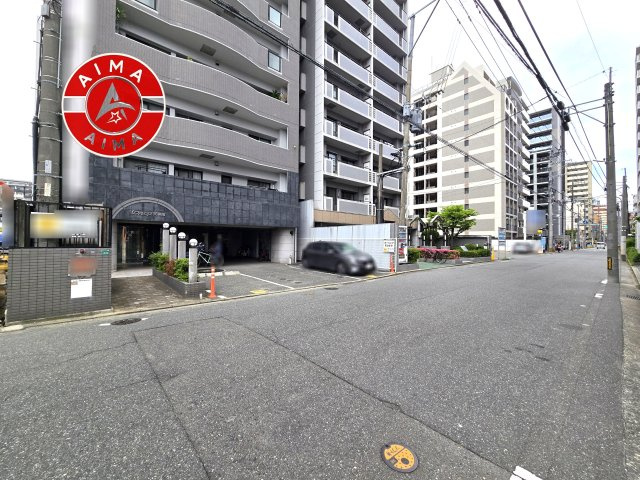 リファレンス天神南の現況写真|前面道路を含む現地写真です。