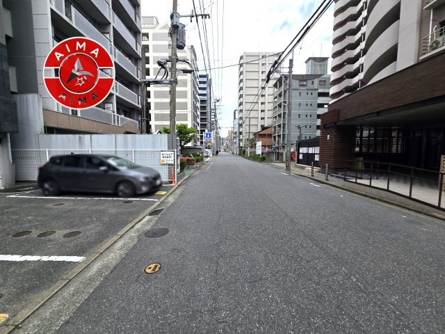 リファレンス天神南の現況写真|前面道路を含む現地写真です。