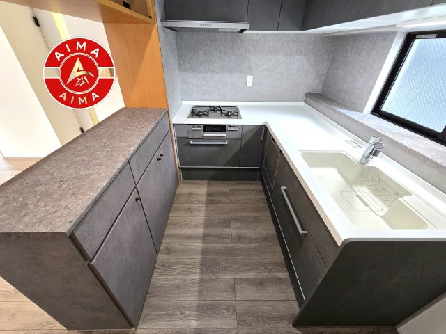 リファレンス天神南のダイニング|アイランドキッチン採用で、動線が良く使いやすいキッチンスペースです。