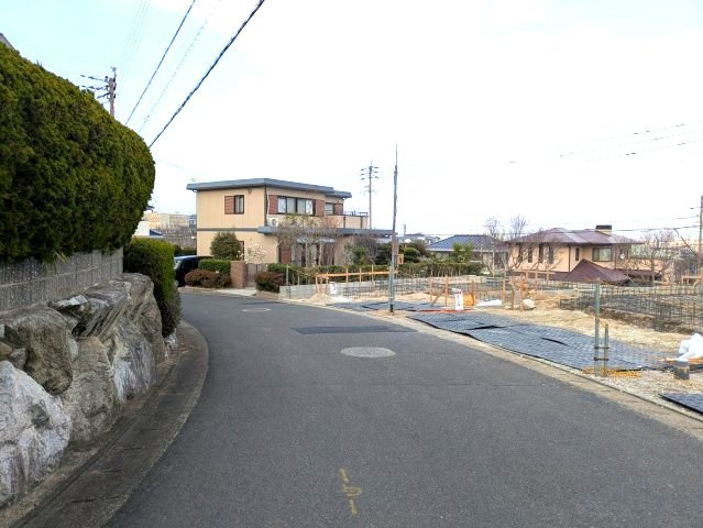 西区生松台3期 新築戸建　の前面道路含む現地写真