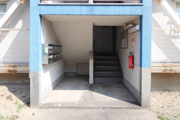 ビレッジハウス十王堂1号棟のエントランス