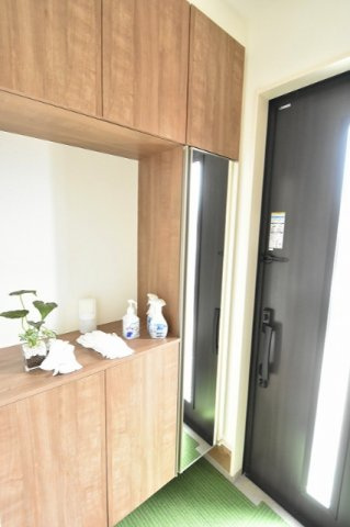 行田市深水町　分譲住宅　全４棟の玄関|容量たっぷりの玄関収納はミラー付でお出かけ前の身だしなみチェックもバッチリです♪