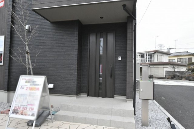 行田市深水町　分譲住宅　全４棟の外観|屋根付きの広い玄関ポーチは雨の日でも鍵の開け閉めラクラク♪