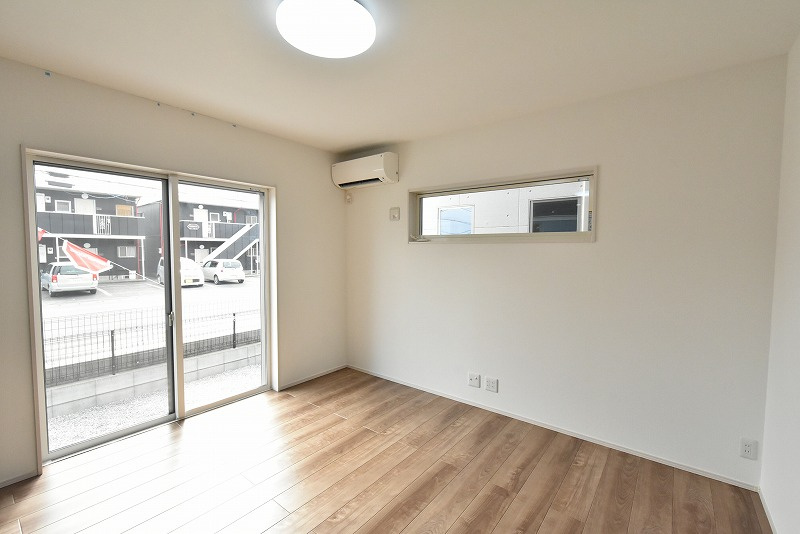 行田市深水町　分譲住宅　全４棟の居間・リビング|日当たり良好なリビングはLDKで16帖の広さ♪　隣家側は目線が合わないよう高い位置の窓になっています