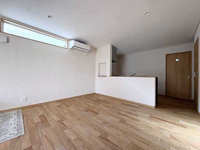 【エコnaホーム】　郡山市横塚6丁目　芳賀小・第四中の居間・リビング|2面採光で明るく収納豊富なリビング！南側には家事室がございます！