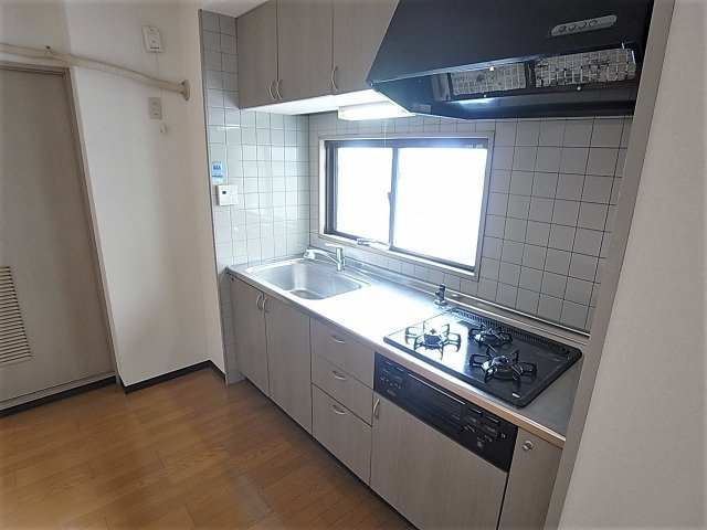 神戸市兵庫区兵庫町２丁目の賃貸マンションのキッチン|システムキッチン、3口ガスコンログリル付き