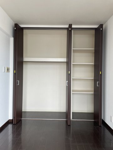 アルファステイツ平之町の収納|南東側洋室(6.0畳)にはクローゼットが備え付けられております。