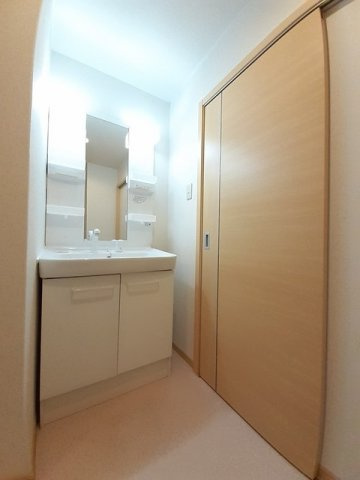 グランディール矢三Ａの洗面所|明るい洗面所です