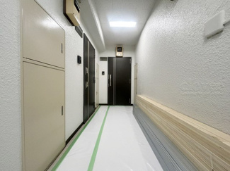 【その他共用部分】 | 風雨が入ってこない内廊下設計。雨の日に体が濡れないという以外にも、共用部の劣化が進みにくいため、修繕の負担が軽くなるのもうれしいポイント。～即日のご見学可能～　お問合せはお気軽にどうぞ。