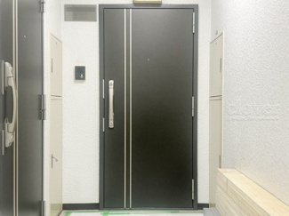 【その他共用部分】 | ダブルロック式の玄関ドアが皆様をお出迎え。お部屋のセキュリティの観点からも、うれしい設備ですね。玄関の色もシックで良い感じです。～即日のご見学可能～　お問合せはお気軽にどうぞ。