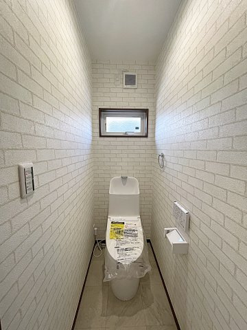 【エコnaホーム】　郡山市横塚6丁目　芳賀小・第四中のトイレ|白を基調としており小窓で換気ができるので清潔感のある空間。