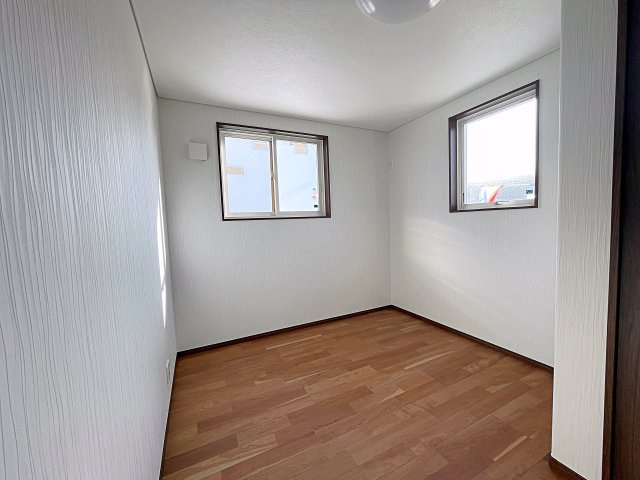 【エコnaホーム】　郡山市横塚6丁目　芳賀小・第四中の洋室|南側の5.6帖の洋室　2面採光でたっぷりと日差しが入り明るいお部屋です！