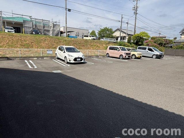 ボヌール　エムの駐車場