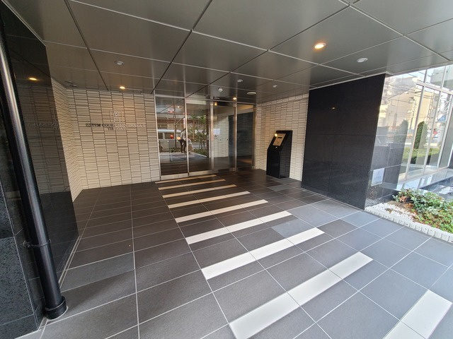 【エントランス】 | エステムコート新大阪Ⅹザ・ゲート | 外観とマッチしたエントランスです