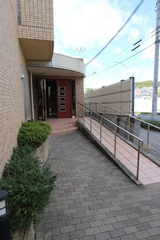 リュイール桃山台のエントランス