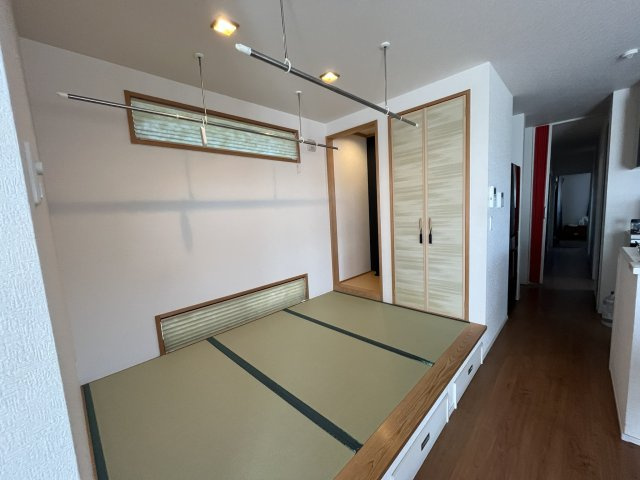 日南市飫肥地区　インナーガレージ付きのコンパクトな間取りの住宅です！の居間・リビング|リビングには３畳の小上がりの畳の間があります