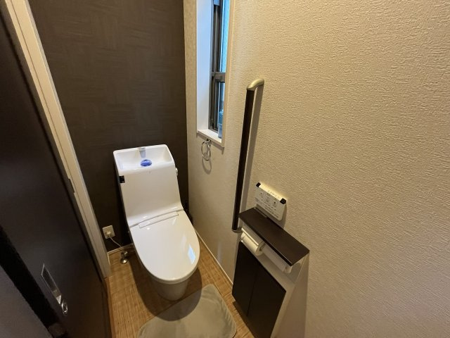 日南市飫肥地区　インナーガレージ付きのコンパクトな間取りの住宅です！のトイレ|温水洗浄便座付きです