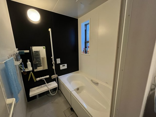 日南市飫肥地区　インナーガレージ付きのコンパクトな間取りの住宅です！の浴室|十分に足を伸ばせる浴槽です