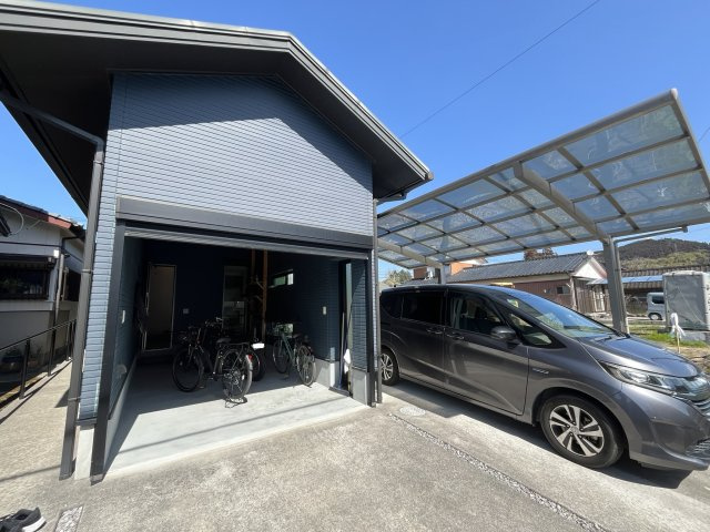 日南市飫肥地区　インナーガレージ付きのコンパクトな間取りの住宅です！の駐車場|インナーガレージがあり、敷地内に車を２台止めることが出来ます