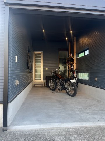 日南市飫肥地区　インナーガレージ付きのコンパクトな間取りの住宅です！の駐車場|インナーガレージは奥行き5.4ｍ、横幅2.7ｍあります。