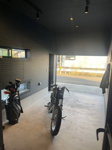日南市飫肥地区　インナーガレージ付きのコンパクトな間取りの住宅です！の駐車場|駐車場はもちろん、バイク・釣り・サーフィン・ゴルフ等様々な趣味に合わせてお使いいただけます