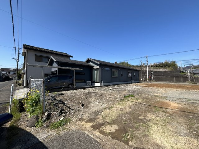 日南市飫肥地区　インナーガレージ付きのコンパクトな間取りの住宅です！の外観|南側は約６．５ｍの公道に面しています