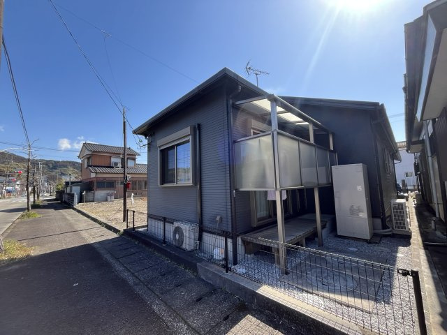 日南市飫肥地区　インナーガレージ付きのコンパクトな間取りの住宅です！の外観|北側からの写真です。北側は約１２ｍの公道に面しています