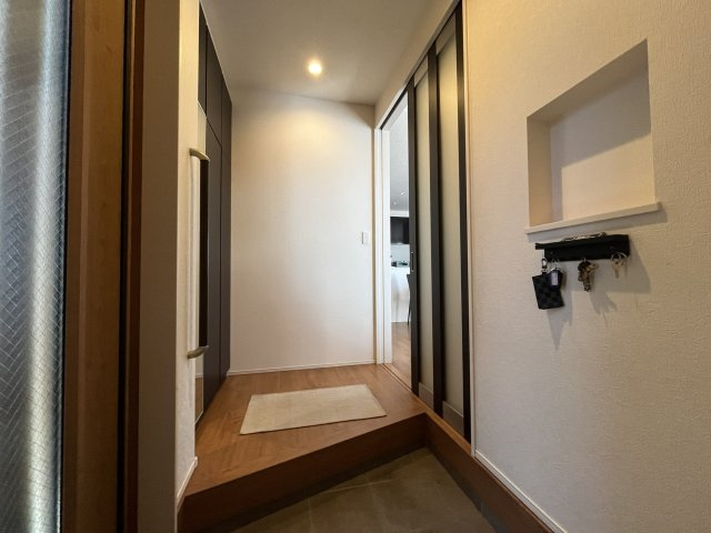 日南市飫肥地区　インナーガレージ付きのコンパクトな間取りの住宅です！の玄関|玄関にはシューズボックスが造り付けられています