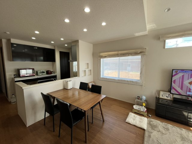 日南市飫肥地区　インナーガレージ付きのコンパクトな間取りの住宅です！の居間・リビング|約１７帖のリビングです