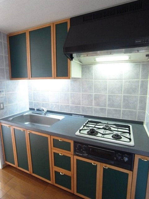 イトーピア広尾ヒルズクローチェのキッチン|システムキッチン（3口ガスコンロ・グリル付）