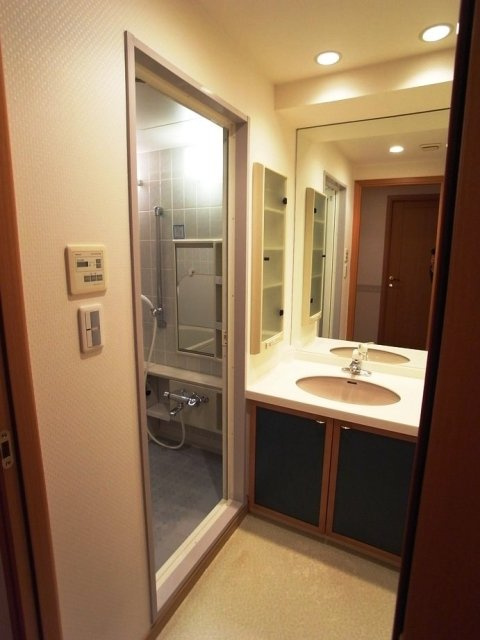 イトーピア広尾ヒルズクローチェの洗面所|明るい洗面所です