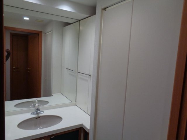 イトーピア広尾ヒルズクローチェの洗面所|ゆったりとスペースのある洗面所