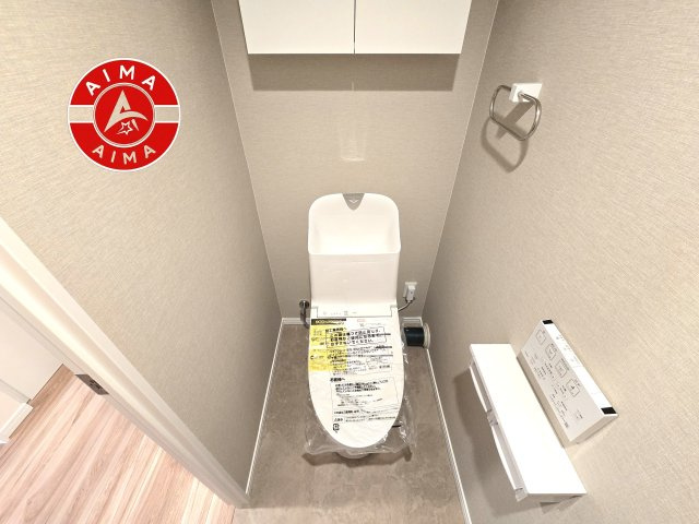 ロワールマンション南福岡1のトイレ|白を基調とした、シンプルながらも落ち着くデザイン。洗浄付き温水便座で機能性も兼ね備えています♪