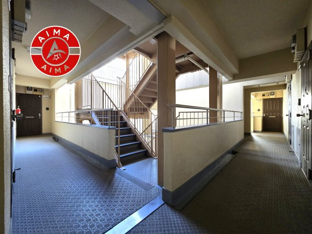 ロワールマンション南福岡1の現況写真|玄関前の通路です。