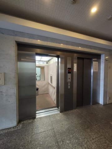 永谷リヴェール新宿のエントランス