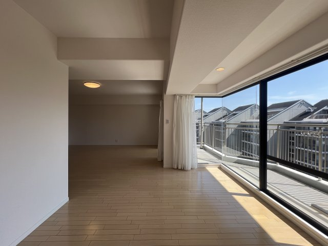 見晴らしたい？見晴らせられたい？そんな『みはらしの家C棟』リノベーションマンションは、とにかく広い！１００人住んでも大丈夫級！大型犬、イケます！の居間・リビング|こちらの居間で趣味の時間をお楽しみください