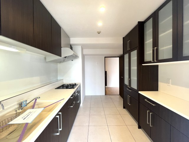 見晴らしたい？見晴らせられたい？そんな『みはらしの家C棟』リノベーションマンションは、とにかく広い！１００人住んでも大丈夫級！大型犬、イケます！のキッチン|キッチンです