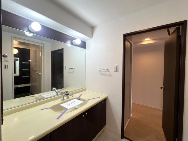 見晴らしたい？見晴らせられたい？そんな『みはらしの家C棟』リノベーションマンションは、とにかく広い！１００人住んでも大丈夫級！大型犬、イケます！の独立洗面台|独立洗面台、朝の身支度には欠かせません