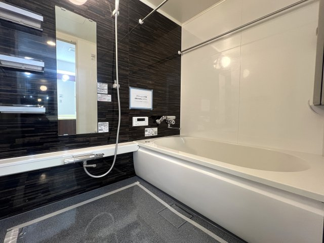 見晴らしたい？見晴らせられたい？そんな『みはらしの家C棟』リノベーションマンションは、とにかく広い！１００人住んでも大丈夫級！大型犬、イケます！の浴室|日々の疲れを癒すお風呂付です