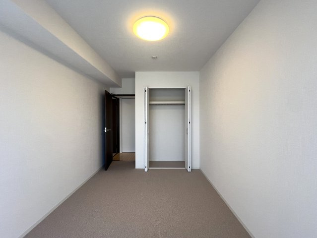 見晴らしたい？見晴らせられたい？そんな『みはらしの家C棟』リノベーションマンションは、とにかく広い！１００人住んでも大丈夫級！大型犬、イケます！の玄関|ゆったりとした玄関です