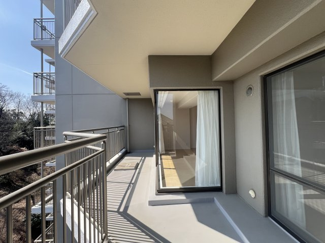 見晴らしたい？見晴らせられたい？そんな『みはらしの家C棟』リノベーションマンションは、とにかく広い！１００人住んでも大丈夫級！大型犬、イケます！のバルコニー|陽当たり良好なバルコニーです