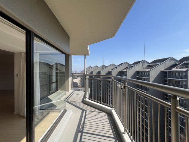 見晴らしたい？見晴らせられたい？そんな『みはらしの家C棟』リノベーションマンションは、とにかく広い！１００人住んでも大丈夫級！大型犬、イケます！のバルコニー|外からの目が気にならないバルコニーで洗濯物が干せます