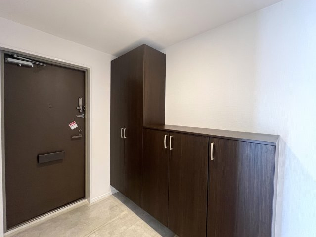 見晴らしたい？見晴らせられたい？そんな『みはらしの家C棟』リノベーションマンションは、とにかく広い！１００人住んでも大丈夫級！大型犬、イケます！の玄関|収納もある玄関です