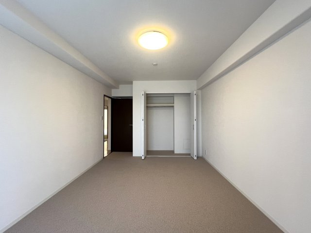 見晴らしたい？見晴らせられたい？そんな『みはらしの家C棟』リノベーションマンションは、とにかく広い！１００人住んでも大丈夫級！大型犬、イケます！の洋室|スタンダードな洋室です